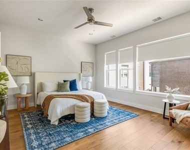 381 E Greenbriar Lane - Photo Thumbnail 17