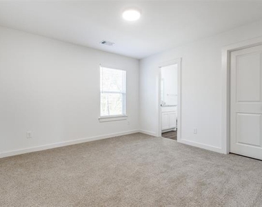 1033 Ray Drive - Photo Thumbnail 9