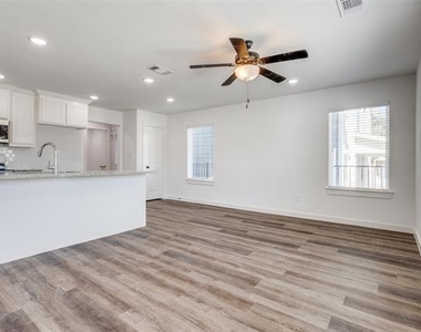 1033 Ray Drive - Photo Thumbnail 2
