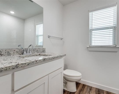 1033 Ray Drive - Photo Thumbnail 10