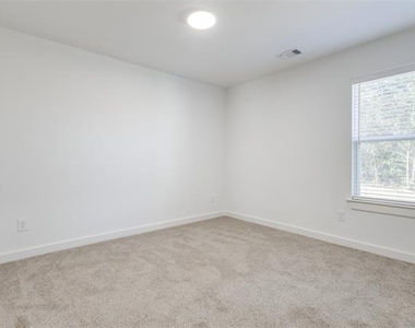 1033 Ray Drive - Photo Thumbnail 6