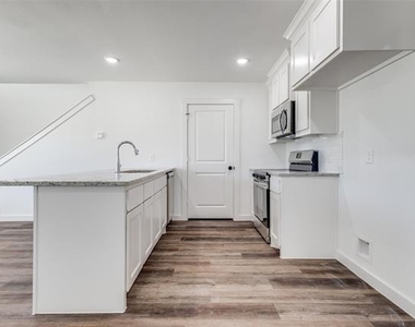 1033 Ray Drive - Photo Thumbnail 4