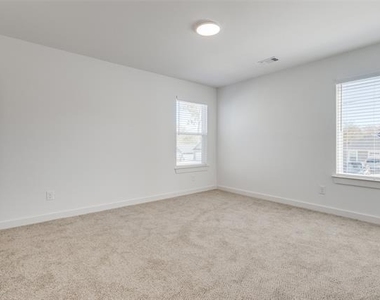 1033 Ray Drive - Photo Thumbnail 7