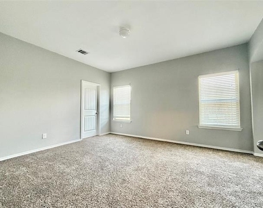 251 Cyrus Street - Photo Thumbnail 11