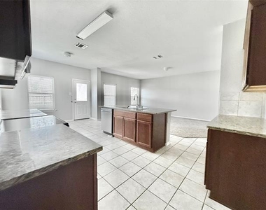 251 Cyrus Street - Photo Thumbnail 7