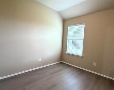 2774 Waterfall Drive - Photo Thumbnail 17