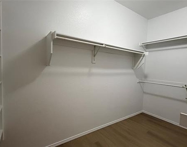 2774 Waterfall Drive - Photo Thumbnail 7