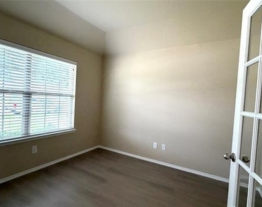 2774 Waterfall Drive - Photo Thumbnail 2