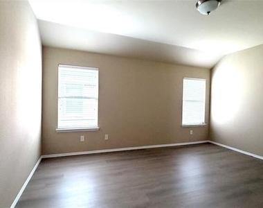 2774 Waterfall Drive - Photo Thumbnail 4