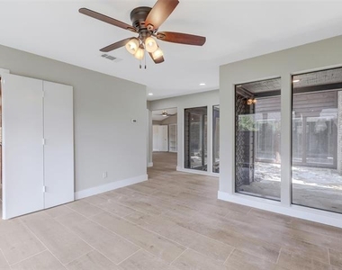 6915 Clearhaven Drive - Photo Thumbnail 12