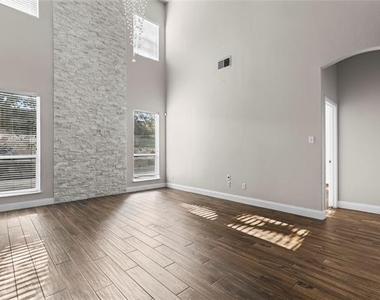 5517 Greenview Court - Photo Thumbnail 4