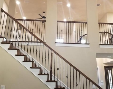 6905 Benjamin Way - Photo Thumbnail 7