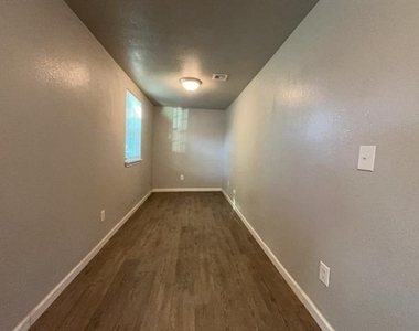 1808 Nw Taft Avenue - Photo Thumbnail 6