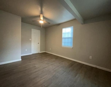 1808 Nw Taft Avenue - Photo Thumbnail 8
