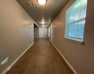 1808 Nw Taft Avenue - Photo Thumbnail 7