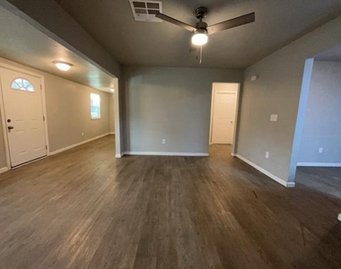 1808 Nw Taft Avenue - Photo Thumbnail 2
