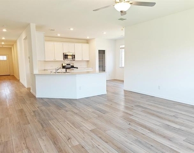 8404 Honeylocust Street - Photo Thumbnail 7