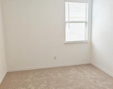 8404 Honeylocust Street - Photo Thumbnail 17