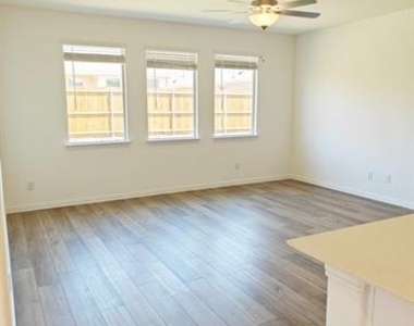 8404 Honeylocust Street - Photo Thumbnail 9