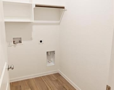 8404 Honeylocust Street - Photo Thumbnail 19