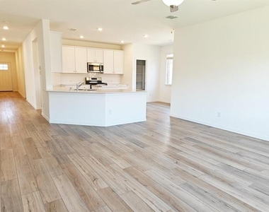 8404 Honeylocust Street - Photo Thumbnail 8