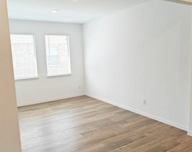 8404 Honeylocust Street - Photo Thumbnail 10