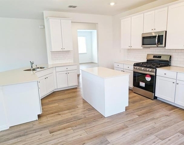 8404 Honeylocust Street - Photo Thumbnail 5