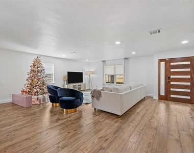 9806 Parkford Drive - Photo Thumbnail 8