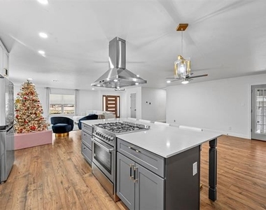 9806 Parkford Drive - Photo Thumbnail 3