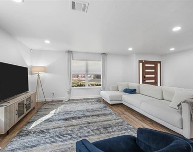 9806 Parkford Drive - Photo Thumbnail 11