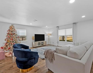 9806 Parkford Drive - Photo Thumbnail 7