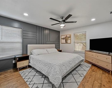 9806 Parkford Drive - Photo Thumbnail 12