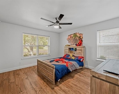 9806 Parkford Drive - Photo Thumbnail 16
