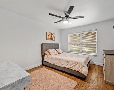 9806 Parkford Drive - Photo Thumbnail 15