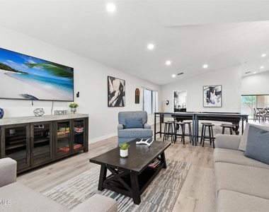 5851 E Beck Lane - Photo Thumbnail 11