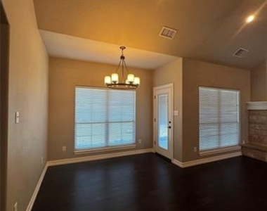 250 Southlake Drive - Photo Thumbnail 7