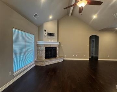 250 Southlake Drive - Photo Thumbnail 3