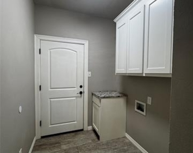 250 Southlake Drive - Photo Thumbnail 15