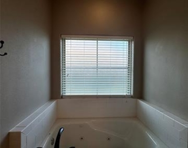 250 Southlake Drive - Photo Thumbnail 12