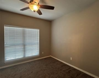 250 Southlake Drive - Photo Thumbnail 18