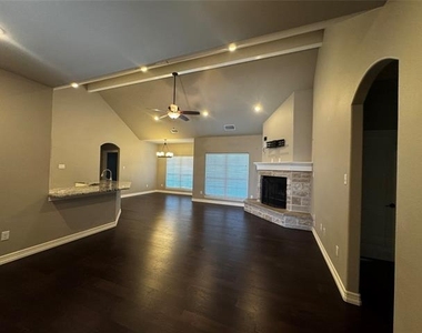 250 Southlake Drive - Photo Thumbnail 2