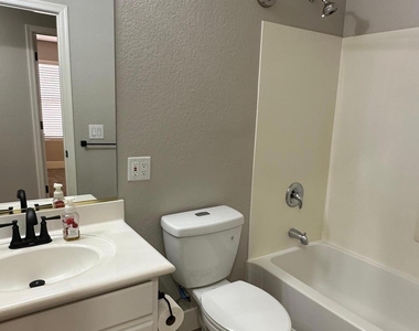 2523 W White Feather Lane - Photo Thumbnail 8
