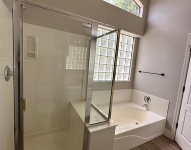 2523 W White Feather Lane - Photo Thumbnail 11