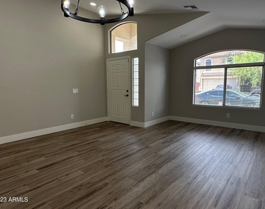 2523 W White Feather Lane - Photo Thumbnail 3