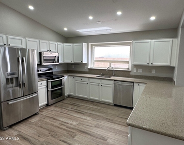 2523 W White Feather Lane - Photo Thumbnail 4
