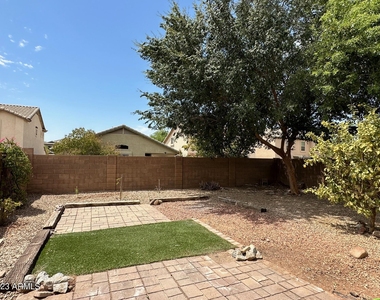 2523 W White Feather Lane - Photo Thumbnail 13