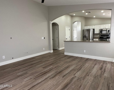 2523 W White Feather Lane - Photo Thumbnail 6