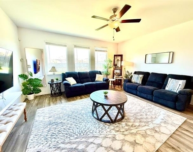 1601 Lake Grove Drive - Photo Thumbnail 3