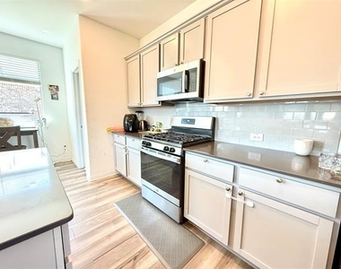 1601 Lake Grove Drive - Photo Thumbnail 5