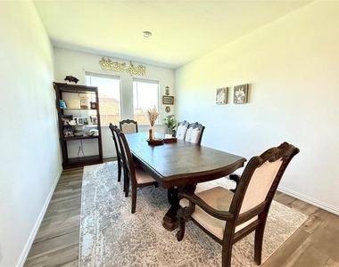 1601 Lake Grove Drive - Photo Thumbnail 8